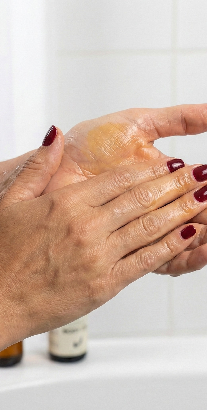 Warm de olie zacht op met je handpalmen